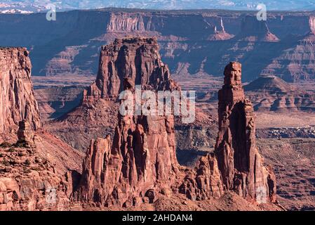 Portrait von Buttes und Zinnen von GrandVIew Point im Canyonlands National Park Stockfoto