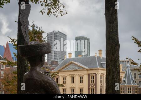 Den Haag, Niederlande - 3. Oktober 2017: Statue der Haagschen Jantje in Den Haag Hofvijver Richtung Mauritshuis in Den Haag (Den Haag), Nethe Stockfoto