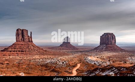 Panorama von 10 Bilder von den majestätischen Monument Valley im Schnee Stockfoto