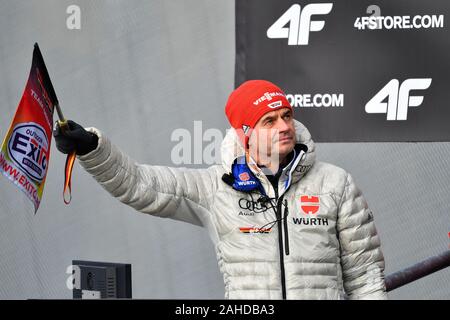 Oberstdorf, Deutschland. 28 Dez, 2019. Stefan HORNGACHER (Bundescoach), mit der Fahne - Gibt den Befehl für seine Brücken, single Bild, single Motiv ausschneiden, halb Bild, halb Abbildung. Skispringen, 68th Internationalen Vierschanzentournee 2019/20. Qualifizierung Eröffnung Wettbewerb in Oberstdorf, AUDI ARENA am 28 Dezember, 2019. | Verwendung der weltweiten Kredit: dpa/Alamy leben Nachrichten Stockfoto