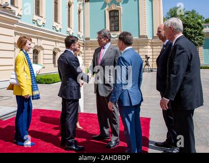 Us-Energieminister Rick Perry, Mitte, schüttelt Hände mit der Ukrainische Präsident Wladimir Zelensky nach seiner Amtseinführung vor dem Präsidentenpalast - 20. Mai 2019 in Kiew, Ukraine. Stockfoto