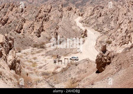 Blick auf den Kies beschichtete Route 40 Straße durch die Quebrada de Las Flechas Mountain region, nördlich der Stadt Cafayate, Argentinien. Stockfoto