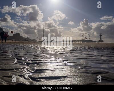Low Angle View Scheveningen Strand mit Pier und Riesenrad im Hintergrund, die Niederlande Stockfoto