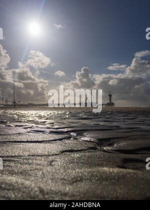 Low Angle View Scheveningen Strand mit Pier und Riesenrad im Hintergrund, die Niederlande Stockfoto