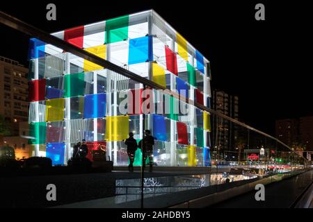 Nacht Schüsse des Centre Pompidou in der Stadt Malaga, Andalusien, Spanien, Europa Stockfoto