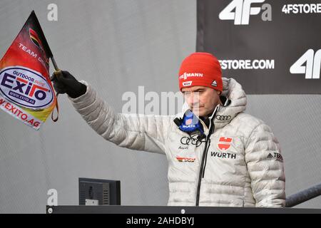 Oberstdorf, Deutschland. 28 Dez, 2019. Stefan HORNGACHER (Bundescoach), mit der Fahne - Gibt den Befehl für seine Brücken, single Bild, single Motiv ausschneiden, halb Bild, halb Abbildung. Skispringen, 68th Internationalen Vierschanzentournee 2019/20. Qualifizierung Eröffnung Wettbewerb in Oberstdorf, AUDI ARENA am 28 Dezember, 2019. | Verwendung der weltweiten Kredit: dpa/Alamy leben Nachrichten Stockfoto