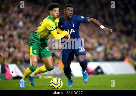 Norwich City Jamal Lewis (links) und Tottenham Hotspur ist Serge Aurier Kampf um den Ball während der Premier League Spiel im Carrow Road, Norwich. Stockfoto