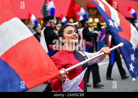 Atlanta, USA. 28 Dez, 2019. Chick-fil-A Peach Bowl Game Day Parade Teilnehmer März vor ein NCAA Halbfinale Fußball-Spiel in Atlanta, 28. Dezember 2019. Foto von David Tulis/UPI Quelle: UPI/Alamy leben Nachrichten Stockfoto