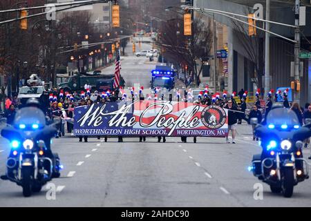 Atlanta, USA. 28 Dez, 2019. Ein Worthington, Minnesota, High School führt die Küken-fil-ein Peach Bowl Game Day Parade in Atlanta, 28. Dezember 2019. Foto von David Tulis/UPI Quelle: UPI/Alamy leben Nachrichten Stockfoto