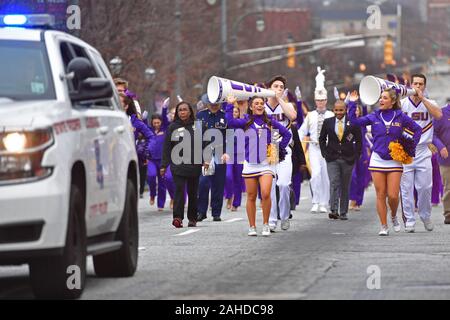 Atlanta, USA. 28 Dez, 2019. LSU Tiger Cheerleadern und Bandmitglieder März während der Küken-fil-ein Peach Bowl Game Day Parade in Atlanta, 28. Dezember 2019. Foto von David Tulis/UPI Quelle: UPI/Alamy leben Nachrichten Stockfoto