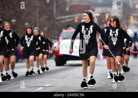 Atlanta, USA. 28 Dez, 2019. Die Dämmerung Twirlers von Marietta, Georgia, beteiligen sich an der Küken-fil-ein Peach Bowl Game Day Parade vor ein NCAA Halbfinale Fußball-Spiel in Atlanta, 28. Dezember 2019. Foto von David Tulis/UPI Quelle: UPI/Alamy leben Nachrichten Stockfoto