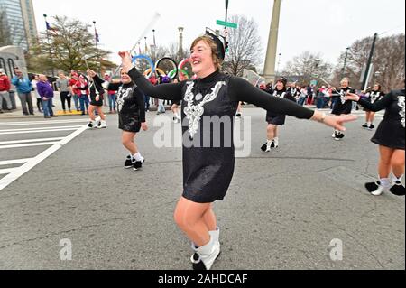 Atlanta, USA. 28 Dez, 2019. Die Dämmerung Twirlers von Marietta, Georgia, beteiligen sich an der Küken-fil-ein Peach Bowl Game Day Parade vor dem LSU Tiger die Oklahoma Sooners in einem NCAA Halbfinale Fußball-Spiel in Atlanta Gesicht, 28. Dezember 2019. Foto von David Tulis/UPI Quelle: UPI/Alamy leben Nachrichten Stockfoto