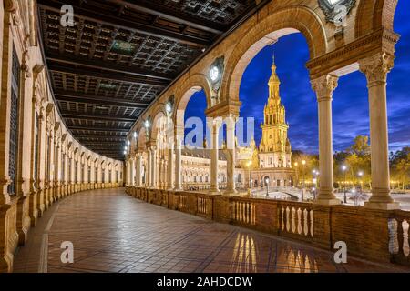 Plaza de Espana in Sevilla, Andalusien, Spanien bei Nacht Stockfoto