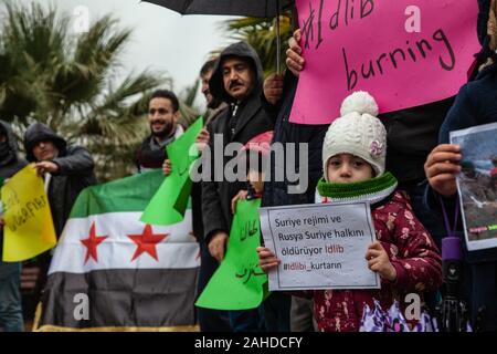 Februar 5, 2008, Gaziantep, Türkei: Ein junges Mädchen hält ein Plakat, wie sie Teil nimmt während der Demonstration.. eine Gruppe von syrischen Flüchtlinge in der Türkei, in der Stadt Gaziantep Protest in Solidarität mit den Menschen in Syrien und auch die Anzeichen für ein Ende der Bombardierung der Stadt Idlib durch Russland und das Assad-regime. (Bild: © Ahmad Alislam/SOPA Bilder über ZUMA Draht) Stockfoto