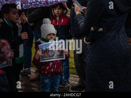 Februar 5, 2008, Gaziantep, Türkei: Ein junges Mädchen hält ein Plakat, wie sie Teil nimmt während der Demonstration.. eine Gruppe von syrischen Flüchtlinge in der Türkei, in der Stadt Gaziantep Protest in Solidarität mit den Menschen in Syrien und auch die Anzeichen für ein Ende der Bombardierung der Stadt Idlib durch Russland und das Assad-regime. (Bild: © Ahmad Alislam/SOPA Bilder über ZUMA Draht) Stockfoto