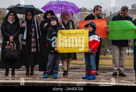 Februar 5, 2008, Gaziantep, Türkei: Kinder halten Sie eine Plakette, die besagt, dass speichern Idlib während der Demonstration.. eine Gruppe von syrischen Flüchtlinge in der Türkei, in der Stadt Gaziantep Protest in Solidarität mit den Menschen in Syrien und auch die Anzeichen für ein Ende der Bombardierung der Stadt Idlib durch Russland und das Assad-regime. (Bild: © Ahmad Alislam/SOPA Bilder über ZUMA Draht) Stockfoto