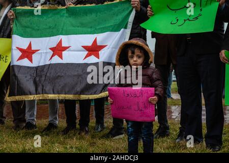 Februar 5, 2008, Gaziantep, Türkei: ein kleiner Junge hält ein Plakat, das sagt speichern Idlib während der Demonstration.. eine Gruppe von syrischen Flüchtlinge in der Türkei, in der Stadt Gaziantep Protest in Solidarität mit den Menschen in Syrien und auch die Anzeichen für ein Ende der Bombardierung der Stadt Idlib durch Russland und das Assad-regime. (Bild: © Ahmad Alislam/SOPA Bilder über ZUMA Draht) Stockfoto