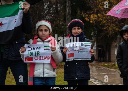 Februar 5, 2008, Gaziantep, Türkei: Kinder placards halten während der Demonstration.. eine Gruppe von syrischen Flüchtlinge in der Türkei, in der Stadt Gaziantep Protest in Solidarität mit den Menschen in Syrien und auch die Anzeichen für ein Ende der Bombardierung der Stadt Idlib durch Russland und das Assad-regime. (Bild: © Ahmad Alislam/SOPA Bilder über ZUMA Draht) Stockfoto