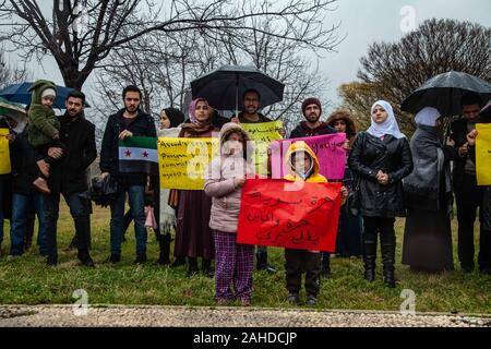 Februar 5, 2008, Gaziantep, Türkei: Kinder halten Sie ein Plakat während der Demonstration.. eine Gruppe von syrischen Flüchtlinge in der Türkei, in der Stadt Gaziantep Protest in Solidarität mit den Menschen in Syrien und auch die Anzeichen für ein Ende der Bombardierung der Stadt Idlib durch Russland und das Assad-regime. (Bild: © Ahmad Alislam/SOPA Bilder über ZUMA Draht) Stockfoto