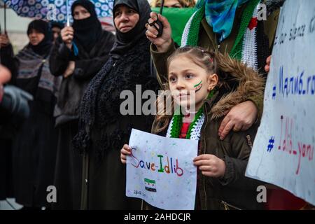 Februar 5, 2008, Gaziantep, Türkei: Ein junges Mädchen hält ein Plakat, das sagt speichern Idlib, wie sie Teil während der Demonstration. nimmt. eine Gruppe von syrischen Flüchtlinge in der Türkei, in der Stadt Gaziantep Protest in Solidarität mit den Menschen in Syrien und auch die Anzeichen für ein Ende der Bombardierung der Stadt Idlib durch Russland und das Assad-regime. (Bild: © Ahmad Alislam/SOPA Bilder über ZUMA Draht) Stockfoto