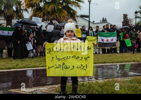 Februar 5, 2008, Gaziantep, Türkei: Ein junges Mädchen hält ein Plakat, wie sie Teil nimmt während der Demonstration.. eine Gruppe von syrischen Flüchtlinge in der Türkei, in der Stadt Gaziantep Protest in Solidarität mit den Menschen in Syrien und auch die Anzeichen für ein Ende der Bombardierung der Stadt Idlib durch Russland und das Assad-regime. (Bild: © Ahmad Alislam/SOPA Bilder über ZUMA Draht) Stockfoto