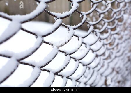 Gitter zaun Gitter durch Schnee zerdrückt Stockfoto