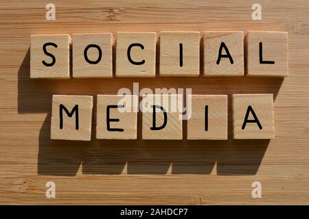 Soziale Medien, Wörter in 3d Holz- Alphabet Buchstaben auf einem Holz Hintergrund Stockfoto