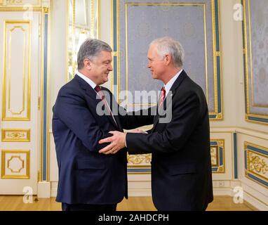 Der US-Senator Ron Johnson ist vom ukrainischen Präsidenten Petro Poroschenko im Präsidentenpalast am 7. Dezember in Kiew, Ukraine 2018 begrüßt. Stockfoto