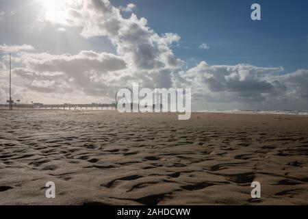 Low Angle View von Pier von Scheveningen mit Riesenrad und Bungee Turm, die Niederlande Stockfoto