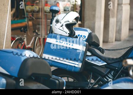 Italien, Mailand, 30. Mai 2019 Helm auf einem polizeimotorrad Stockfoto