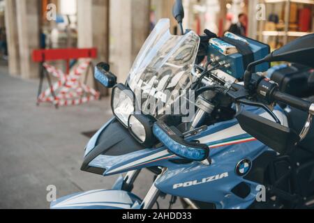 Italien, Mailand, 30. Mai 2019 Polizei Motorrad mit einer Stadt. Stockfoto