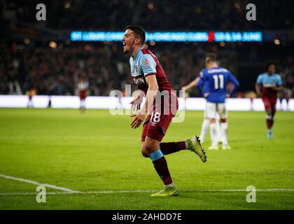 Das Stadion in London, London, Großbritannien. 28 Dez, 2019. Fußball der englischen Premier League, West Ham United gegen Leicester City; Pablo Fornals von West Ham United feiert nach seinem Seiten 1. Ziel Scoring in der 45. Minute es 1-1 - streng Redaktionelle nur Gebrauch zu machen. Keine Verwendung mit nicht autorisierten Audio-, Video-, Daten-, Spielpläne, Verein/liga Logos oder "live" Dienstleistungen. On-line-in-Match mit 120 Bildern beschränkt, kein Video-Emulation. Keine Verwendung in Wetten, Spiele oder einzelne Verein/Liga/player Publikationen Quelle: Aktion plus Sport/Alamy leben Nachrichten Stockfoto