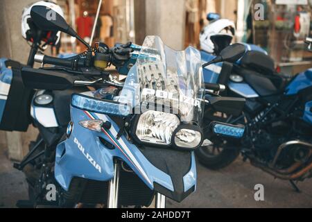 Italien, Mailand, 30. Mai 2019 Polizei Motorrad mit einer Stadt. Stockfoto