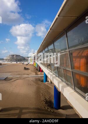 Scheveningen, Niederlande - Oktober 3, 2017: Pier von Scheveningen von der linken Seite mit Reflexion in das Fenster gesehen Stockfoto