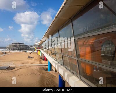 Scheveningen, Niederlande - Oktober 3, 2017: Pier von Scheveningen von der linken Seite mit Reflexion in das Fenster gesehen Stockfoto