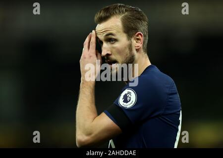 Norwich, UK. 28. Dezember 2019. Fußball der englischen Premier League, Norwich gegen Tottenham Hotspur, eine niedergeschlagene Harry Kane von Tottenham Hotspur - Streng redaktionelle Verwendung. Keine Verwendung mit nicht autorisierten Audio-, Video-, Daten-, Spielpläne, Verein/liga Logos oder "live" Dienstleistungen. On-line-in-Match mit 120 Bildern beschränkt, kein Video-Emulation. Keine Verwendung in Wetten, Spiele oder einzelne Verein/Liga/player Publikationen Quelle: Aktion Plus Sport Bilder/Alamy Live News Credit: Aktion Plus Sport Bilder/Alamy Live News Credit: Aktion Plus Sport Bilder/Alamy Live News Credit: Aktion Plus Sport Bilder/Alamy Live Neue Stockfoto