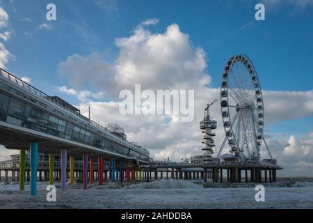 Scheveningen, Niederlande - Oktober 3, 2017: Pier von Scheveningen mit Riesenrad und Bungee Turm, von der rechten Seite gesehen Stockfoto