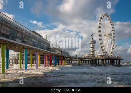 Scheveningen, Niederlande - Oktober 3, 2017: Pier von Scheveningen mit Riesenrad und Bungee Turm, von der rechten Seite gesehen Stockfoto