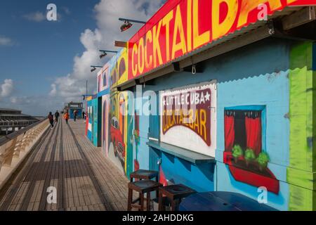 Scheveningen, Niederlande - Oktober 3, 2017: Bunte Verkaufsstand am Scheveninger Pier Upper Deck Stockfoto