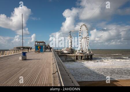 Scheveningen, Niederlande - Oktober 3, 2017: Menschen zu Fuß auf Scheveningen an einem windigen Tag im Herbst Stockfoto