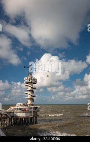 Scheveningen, Niederlande - Oktober 3, 2017: Eine weiße bungee Turm Rad am Pier von Scheveningen mit Nordsee im Hintergrund Stockfoto