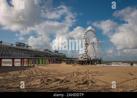 Scheveningen, Niederlande - Oktober 3, 2017: Pier von Scheveningen mit Riesenrad und Bungee Turm, von der rechten Seite gesehen Stockfoto