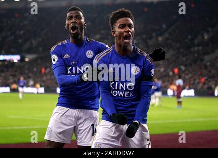 Von Leicester City Demarai Grau feiert zählende zweite Ziel seiner Seite des Spiels mit kelechi Iheanacho (links) Während der Premier League Match in London Stadion. Stockfoto