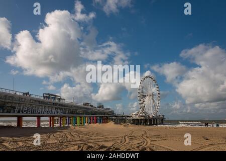 Scheveningen, Niederlande - Oktober 3, 2017: Pier von Scheveningen mit Riesenrad und Bungee Turm, von der rechten Seite gesehen Stockfoto