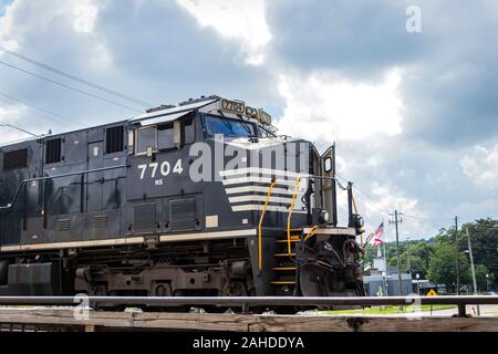 Norfolk Southern Railroad lok Zug ziehen Fracht durch Canton Zug beobachten Plattform, Birmingham, AL, USA Stockfoto