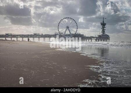 Scheveningen, Niederlande - Oktober 3, 2017: Low Angle View von Pier von Scheveningen mit Riesenrad und Bungee Turm, die Niederlande Stockfoto