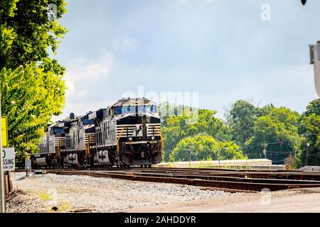 Norfolk Southern Railroad lok Zug ziehen Fracht durch Canton Zug beobachten Plattform, Birmingham, AL, USA Stockfoto