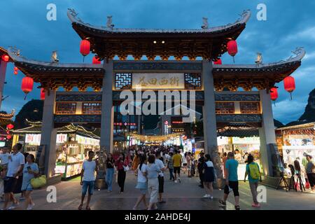Einkaufsstraße von Yangshuo. Yangshuo ist ein beliebter Touristenbezirk und eine Stadt in der Nähe von Guilin Guangxi. Die wichtigsten Einkaufsstraßen von Yangshuo. Stockfoto
