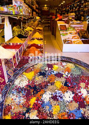 Eine große, runde Platte mit farbigen Gewürzen auf dem Hintergrund der Zähler im Store. Türkische Shop Verkauf von getrockneten Früchten und Gewürzen. Shopping und trav Stockfoto