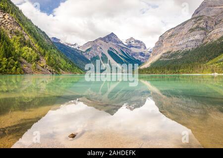 Blick auf die Berge in Kinney Lake am Mount Robson, Kanada widerspiegeln Stockfoto